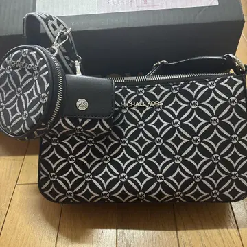 MICHAEL KORS 로고 패턴 숄더백 블랙