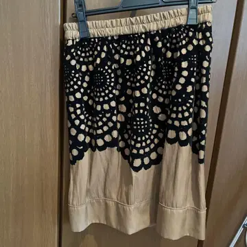 플레어 스커트 베이지와 블랙의 대비