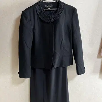 블랙 수트 (자수 장식 옷깃)