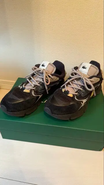 LACOSTE 블랙 그레이 스니커즈