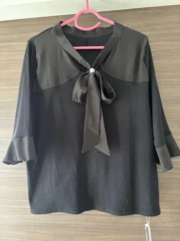 리제이 리본 포함 상의 블랙