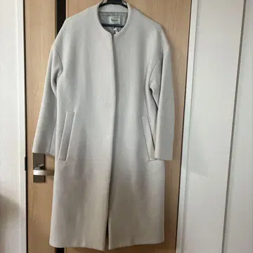 화이트 계열 롱 코트