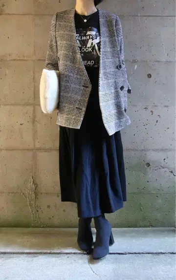 그레이 계열 체크 더블 브레스트 노카라 자켓
