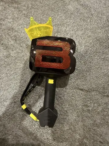 B 로고 응원봉 왕관 디자인