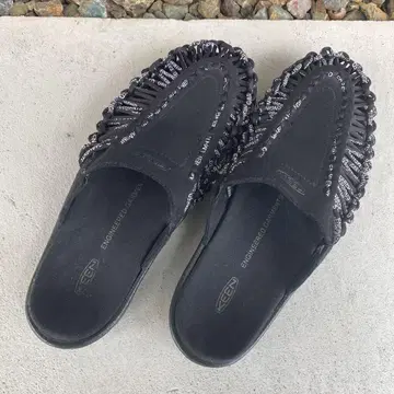 KEEN 엔지니어드 가먼츠 샌들