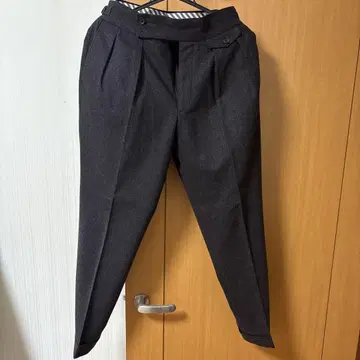다크 브라운 투 턱 벨트리스 슬랙스