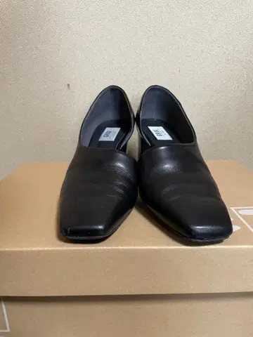 GRISE 블랙 가죽 펌프스 중간 힐
