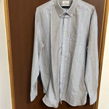파란색과 흰색 스트라이프 버튼다운 셔츠