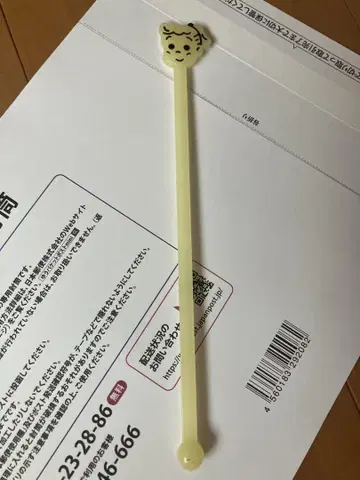 얼굴 디자인의 크림색 스틱