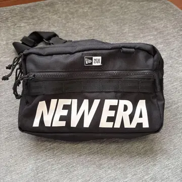 NEW ERA 바디백 블랙
