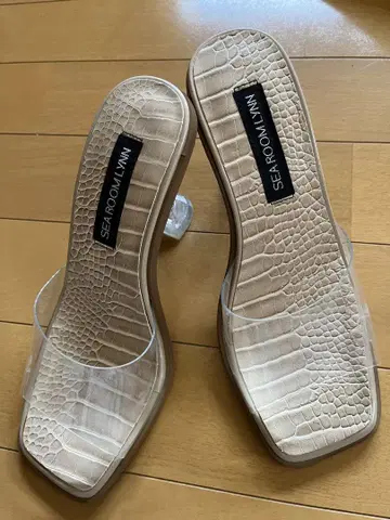SEA ROOM LYNN 베이지 크로커다일풍 클리어 힐 뮬 M