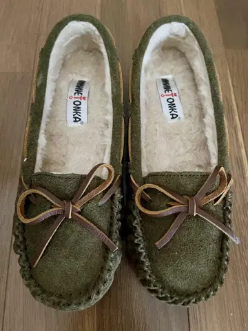 [미사용 새상품] 미네통카 올리브 그린 스웨이드 모카신 24cm