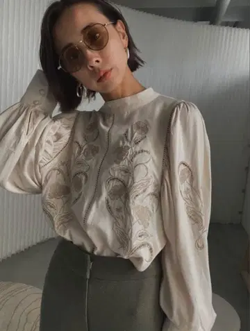 AMERI 아메리 레이디 자수 퍼프 블라우스 빈티지