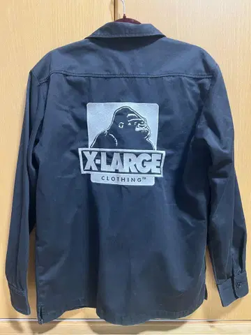 X-LARGE 고릴라 로고 블랙 워크 셔츠