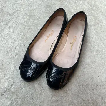 Ferragamo 블랙 에나멜 가죽 발레 슈즈
