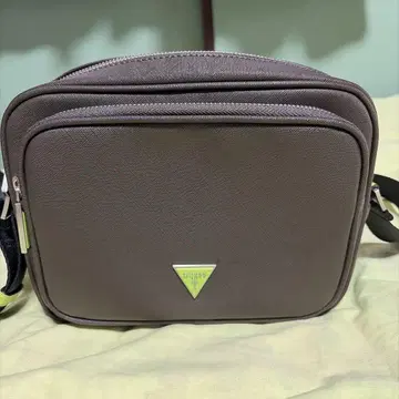 GUESS 숄더백 브라운