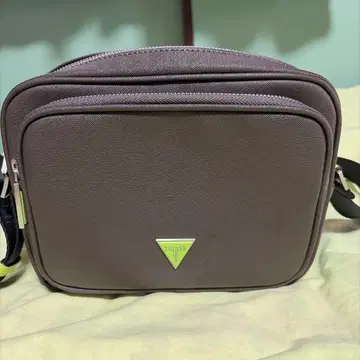 GUESS 숄더백 브라운
