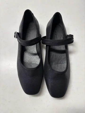 블랙 스트랩 플랫슈즈