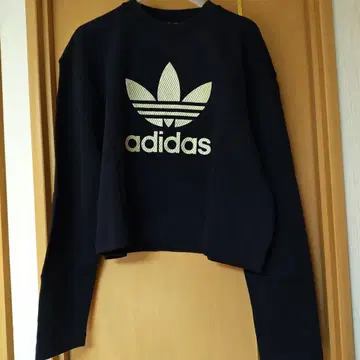 adidas 크롭 맨투맨 블랙 택 포함