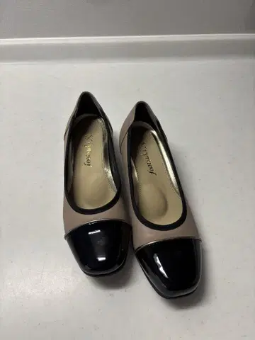 베이지와 블랙 플랫 펌프스