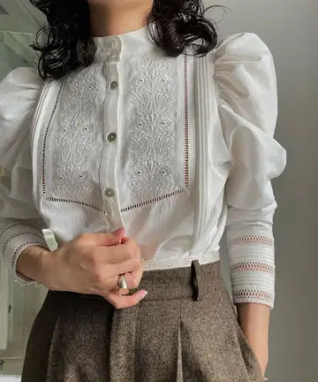 Ameri UND POWER SHOULDER LACE BLOUSE 화이트