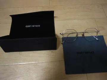 ISSEY MIYAKE 메탈 프레임 안경 금자안경