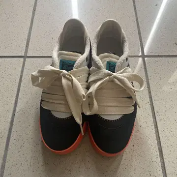 오니츠카타이거 카모 트레이닝복