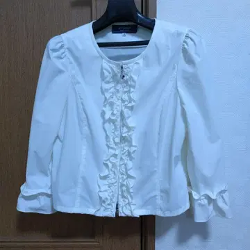 엠즈 그레이시! 프릴이 달린 화이트 노카라 자켓