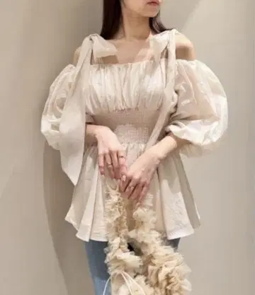 snidel 허리 셔링 리본 블라우스 아이보리