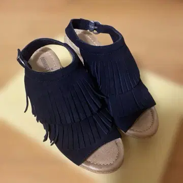 [ MINNETONKA ] 프린지 장식 블랙 오픈토 샌들