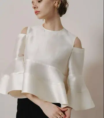 새상품급 heve 헤이 컷오프 실키 블라우스