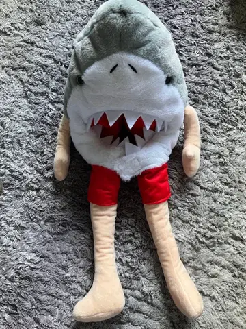 상어 디자인 봉제 인형 빨간색 숏팬츠