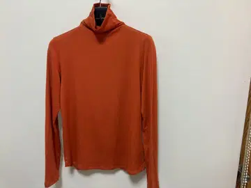 오렌지 터틀넥 긴팔 상의