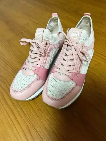 마이클코어스 핑크 스니커즈