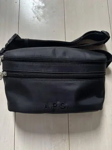 A.P.C. 블랙 바디백