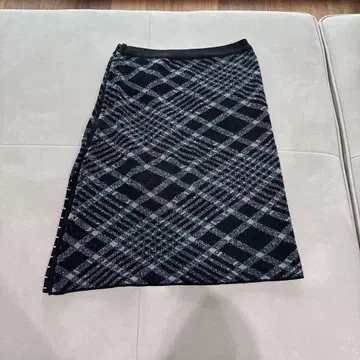 블랙과 파랑 체크 무늬 슬림핏 스커트