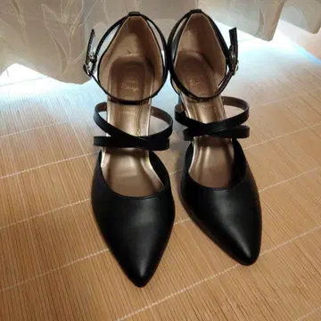 블랙 스틸레토 하이힐