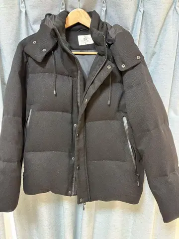 블랙 후드 부착 다운 자켓 TK