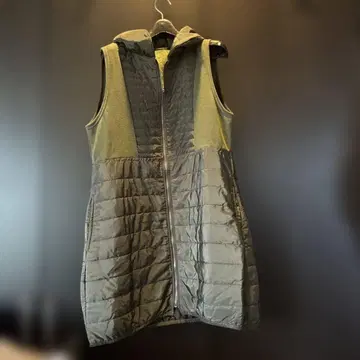 카키 후드 부착 다운 베스트