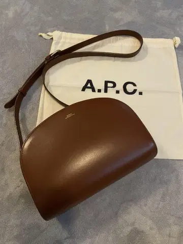 A.P.C. 브라운 하프문 백