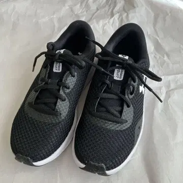 새상품급 언더아머 스니커즈 24cm