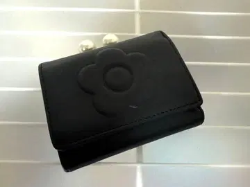 MARY QUANT 엠보싱 데이지 펄 미니 월렛 마리쿠아