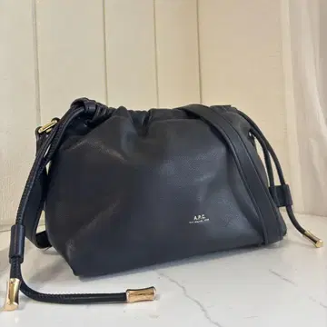 [새상품급] A.P.C Ninon 숄더백 복조리 noir 블랙 가죽