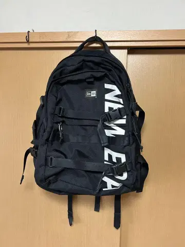 NEW ERA 블랙 백팩