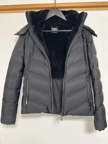 ZARA 블랙 퍼(fur) 포함 다운 자켓 S 사이즈