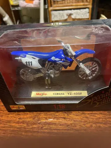 Yamaha YZ-400F 1:18 스케일 모델