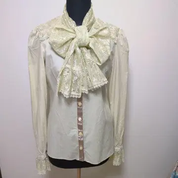 로이스크레용. 와이드 레이스 타이. 화려한 레이스. 블라우스.