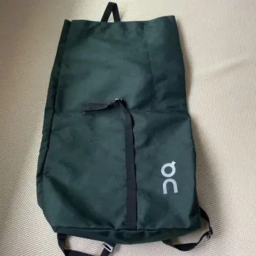 온 다크 그린 백팩