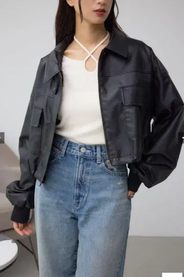 AZUL by moussy 인조 가죽 숏 블루종 블랙
