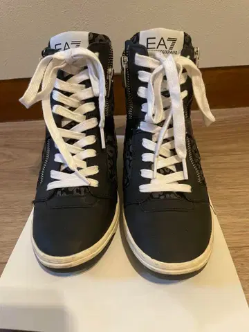 엠포리오 아르마니 EA7 하이컷 스니커즈